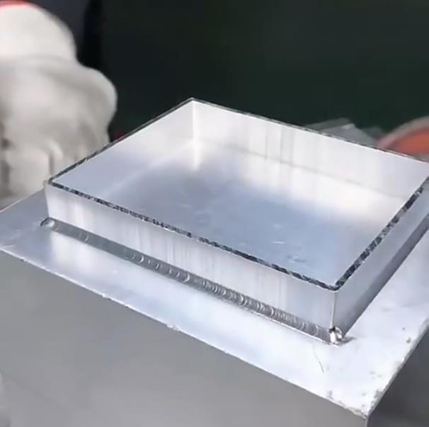 手持式激光焊接机焊接铝件操作演示